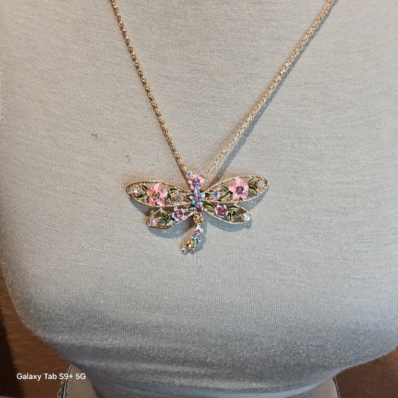 MULTI PASTEL COLOR RHINESTONE DRAGON FLY STATEMENT NECKLACE - Picture 3 of 3